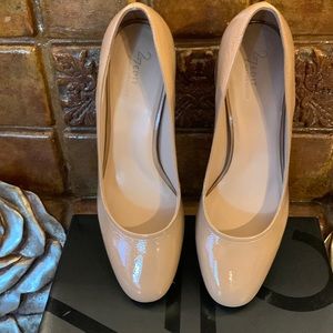 NWOT: Beautiful patent leather block heel round toe pump